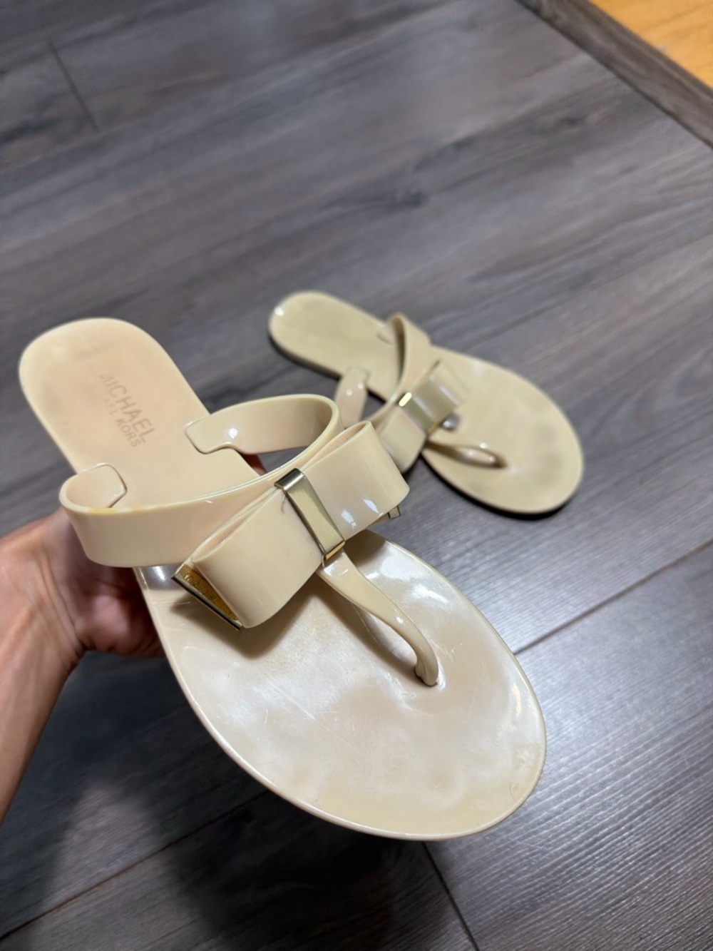 Michael Kors Jayden jelly sandals-Beige Patent Bow Thong Sandals- perfect Y2K